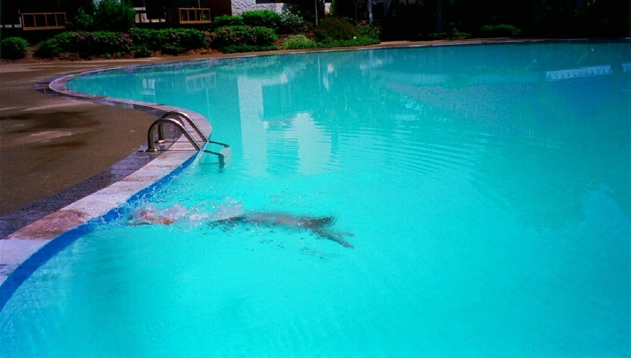 Bad i den renoverade poolen