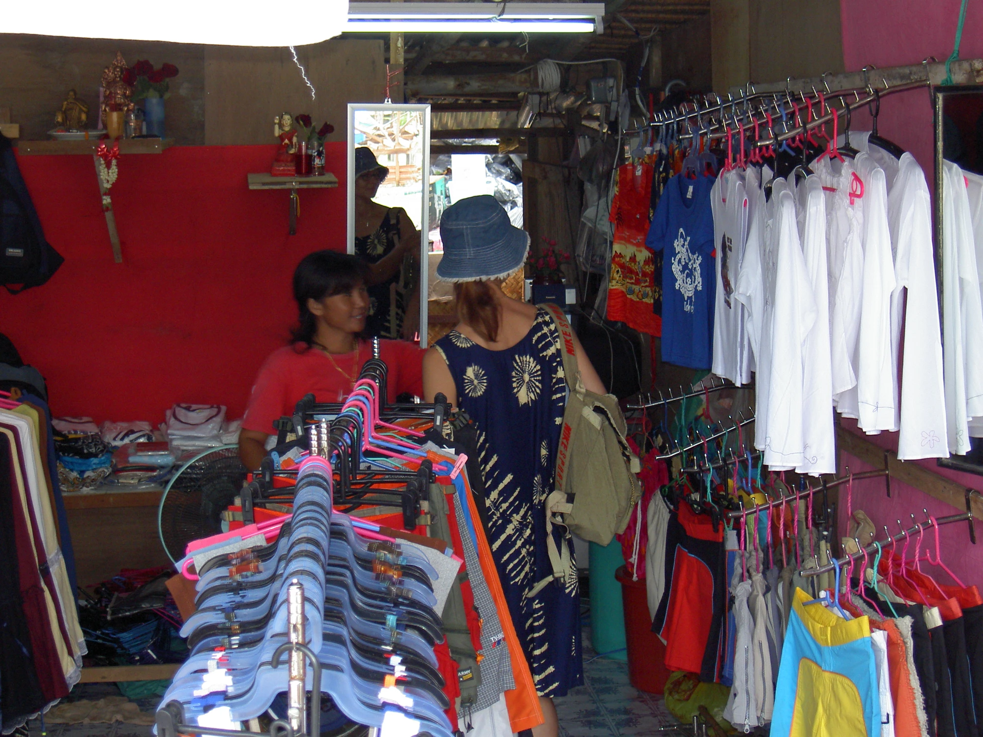 Shopping vid White Sand Beach