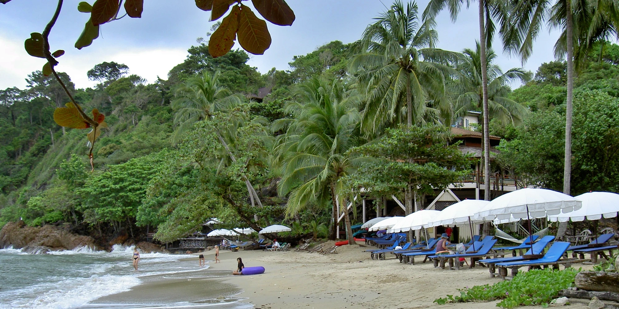 Stranden vid resorten