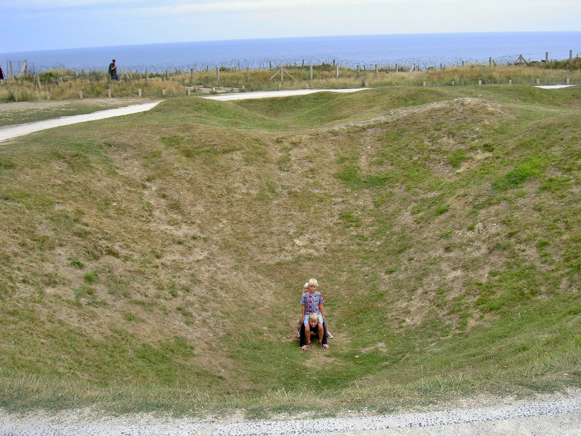 En av många bombkratrar vid La Pointe du Hoc