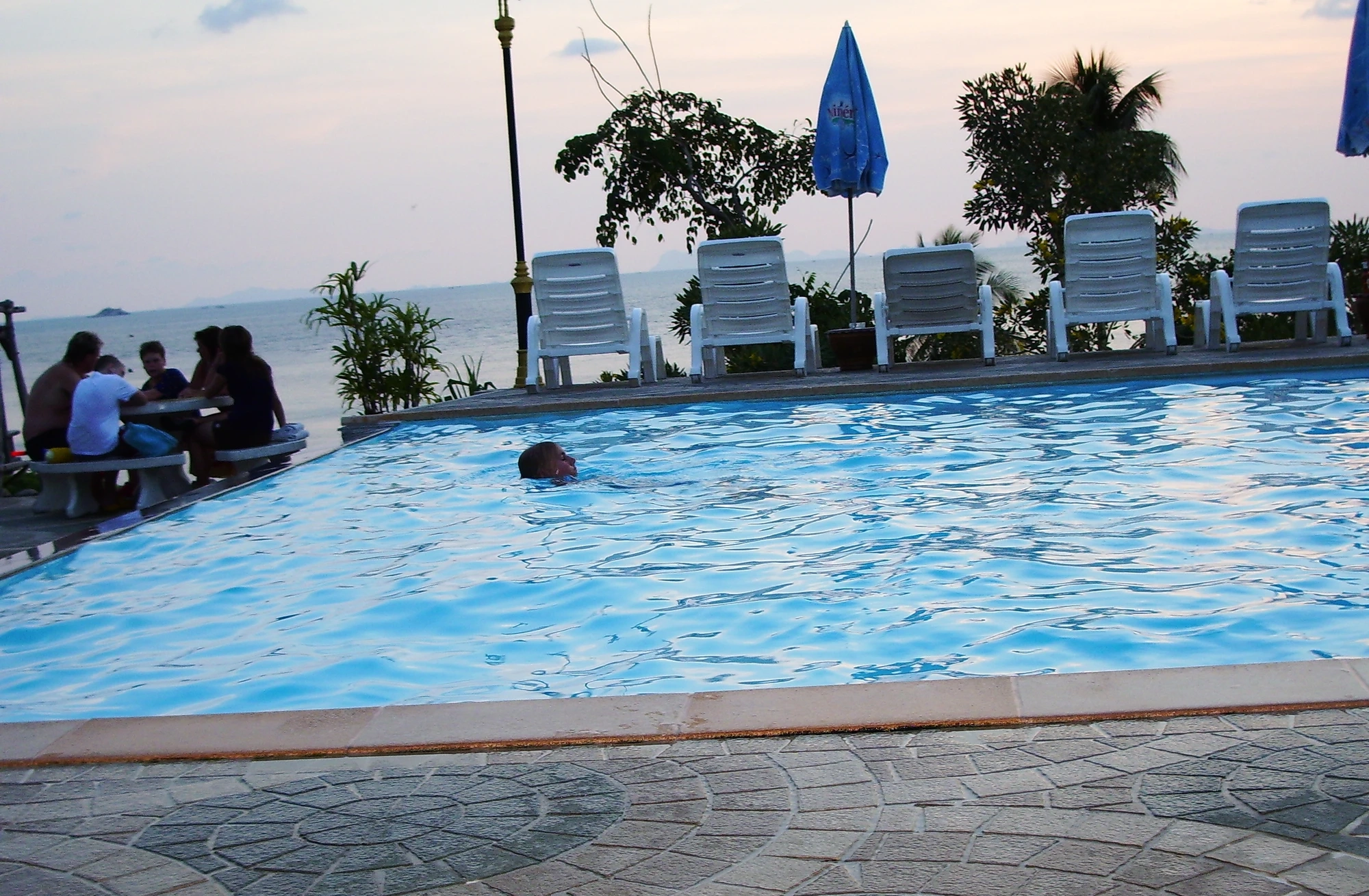 Fiilip badar i poolen på resorten