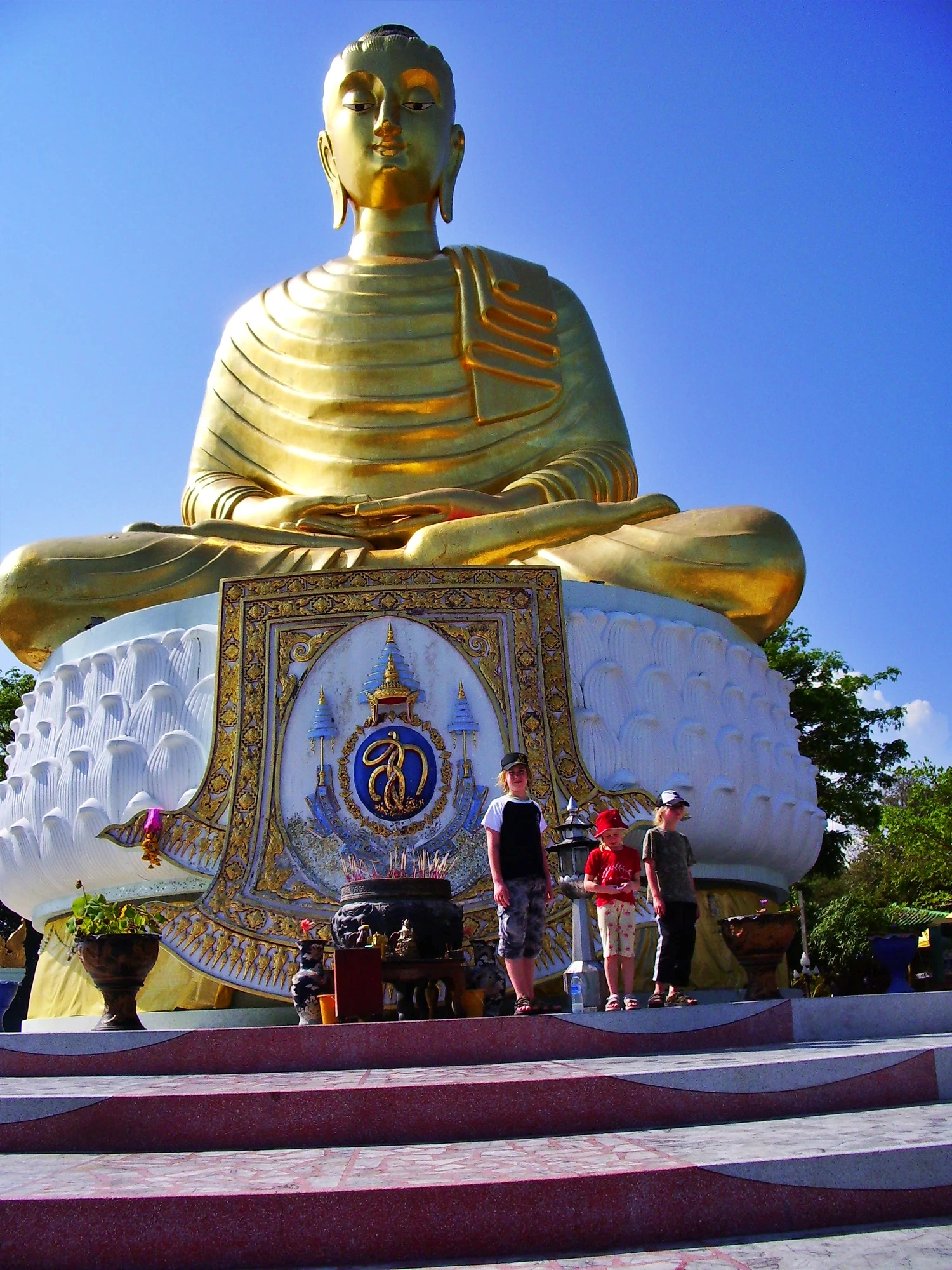 Buddhastaty utanför templet Wat Phra Mah