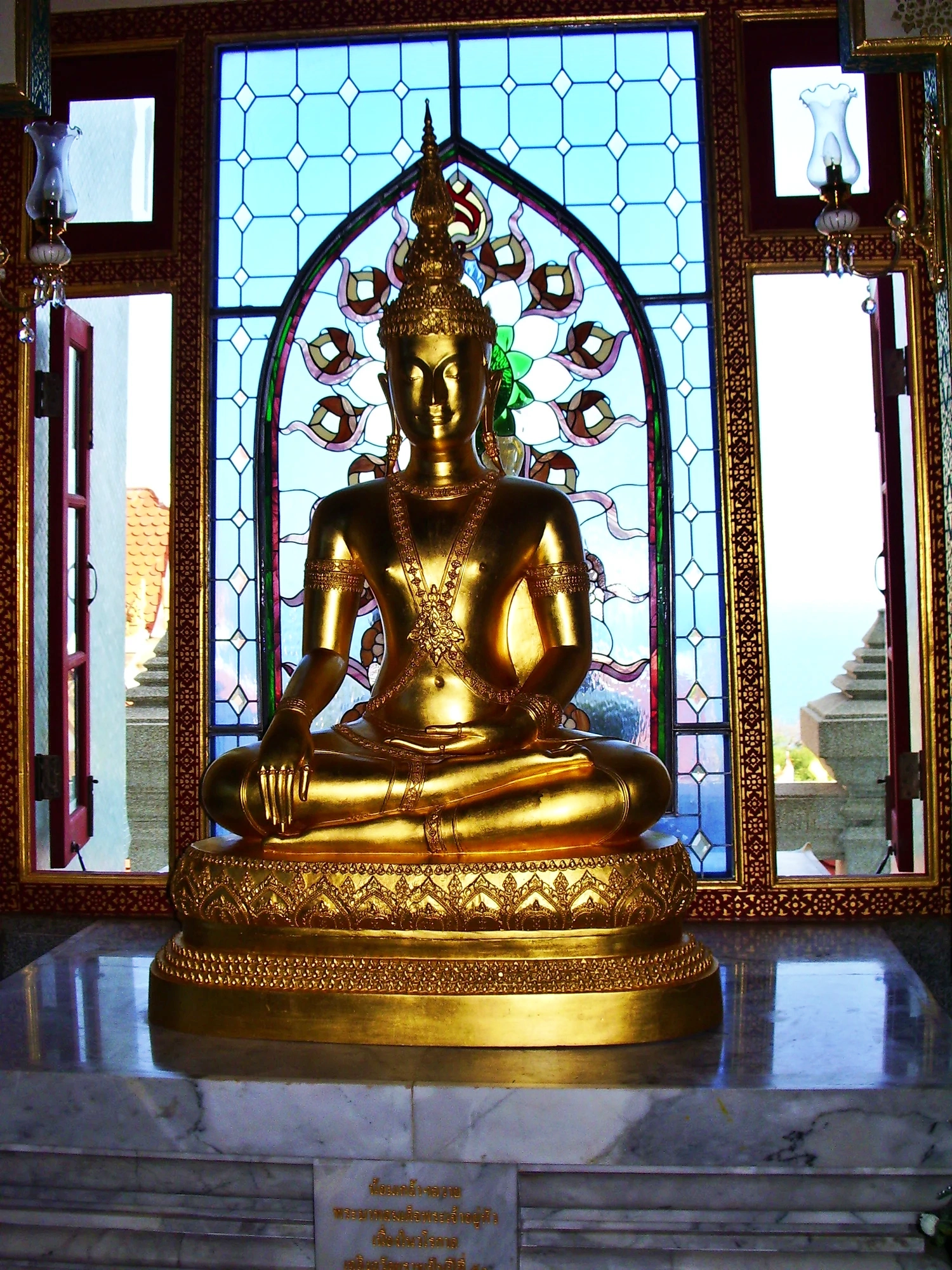 Inne i templet