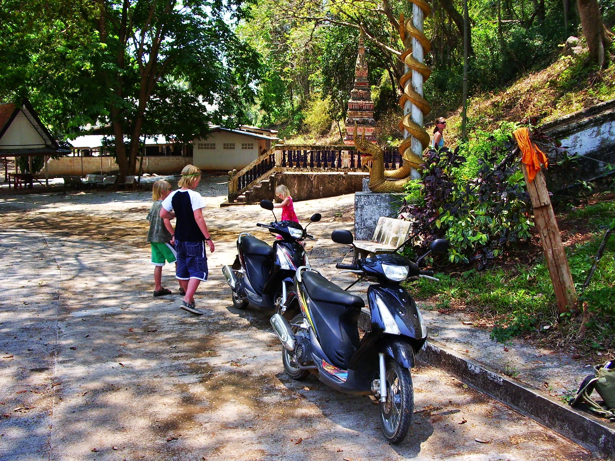 Mopparna parkerade inför besöket i grottemplet Wat Tham Khiri Wong