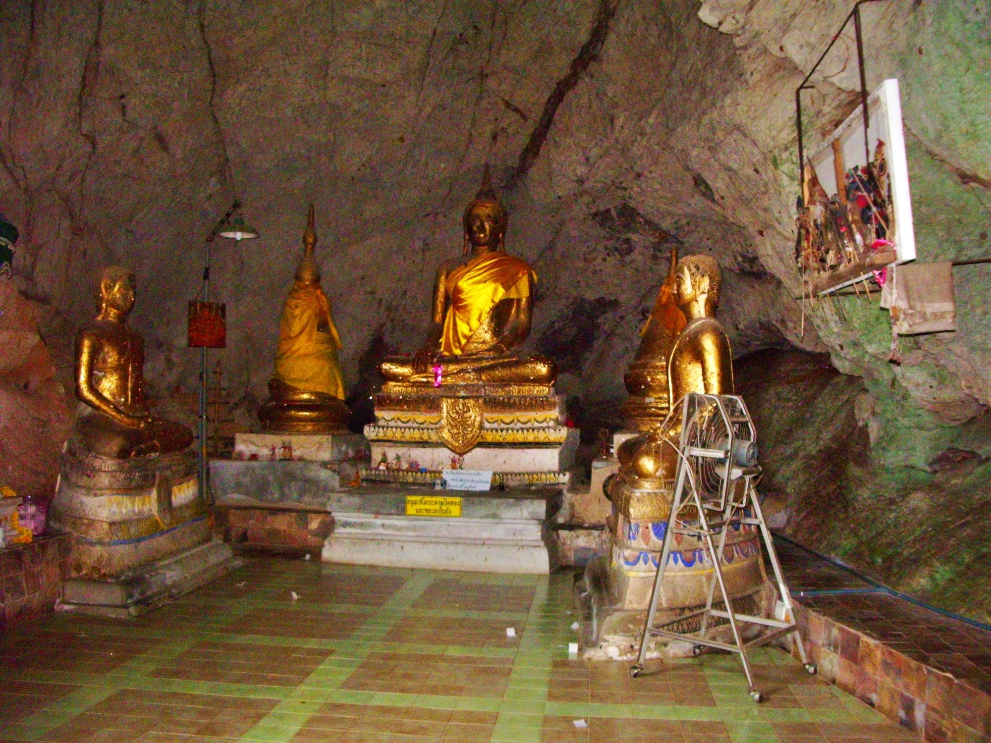 Inne i templet Wat Tham Khiri Wong
