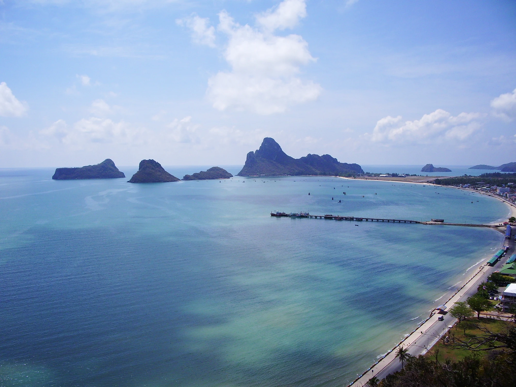 Vy in mot huvudstranden i Prachuap Khiri Khan