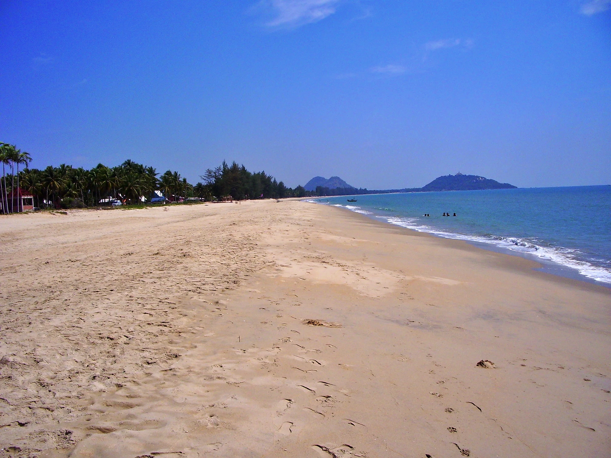 Stranden utanför Baan Klang Aow Beach Resort