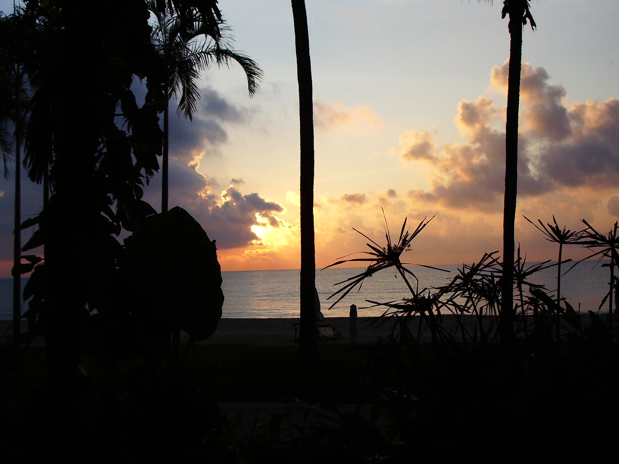 En solnedgång från Baan Klang Aow Beach Resort som avslutningsbild