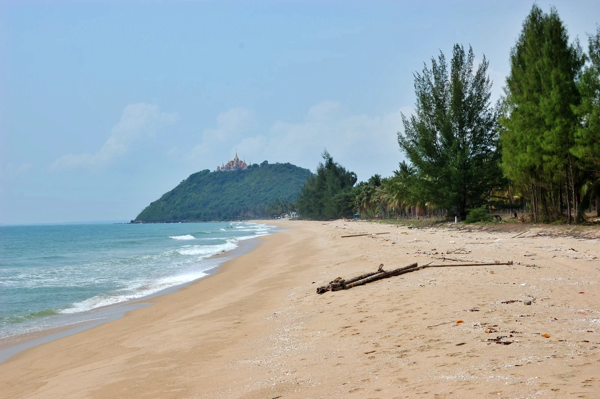 Utanför Bayview Resort, Thong Chai templet i bakgrunden