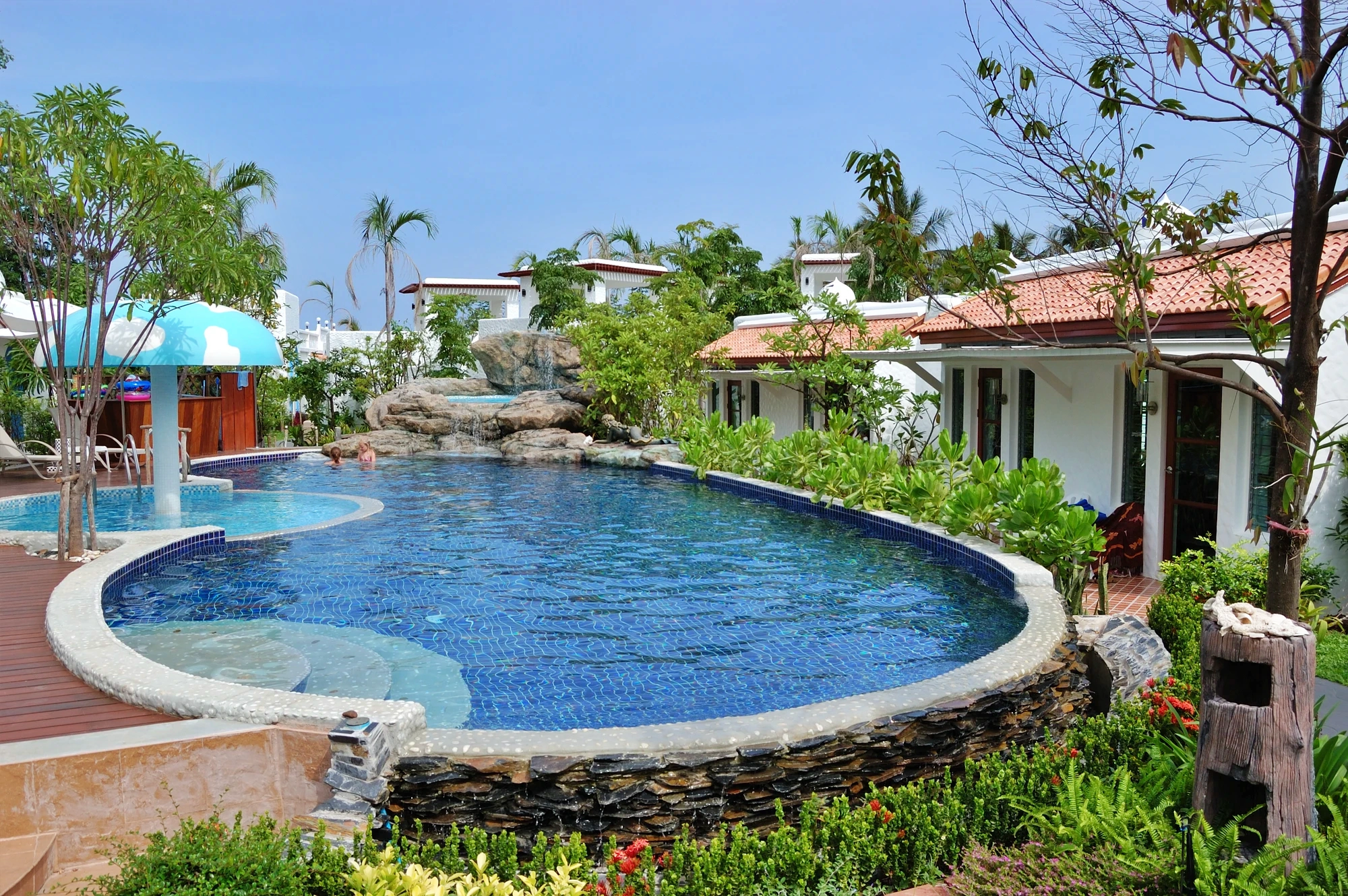Poolen på Baan Montra Beach Resort