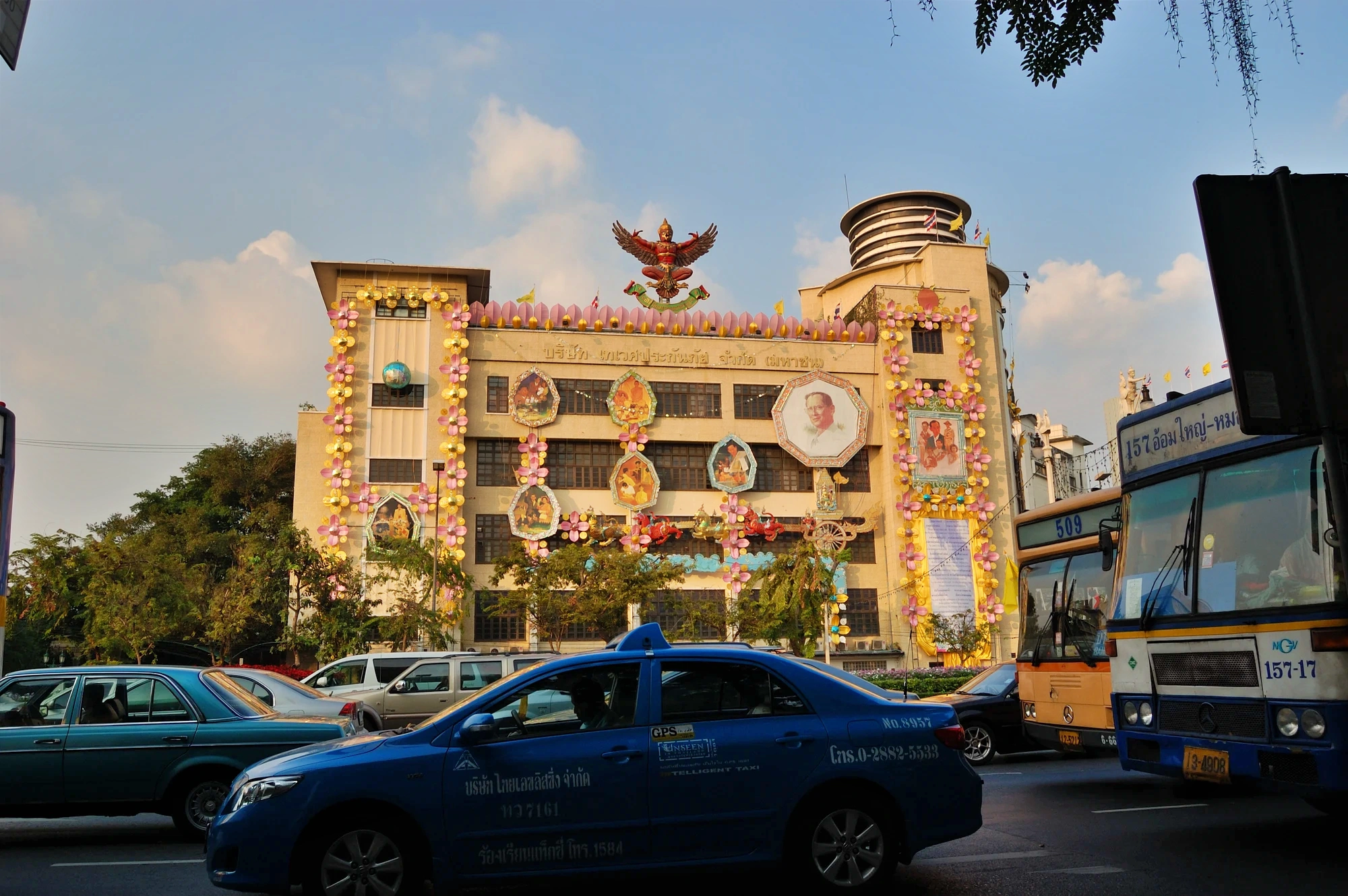 Deves Insurance Building som ligger vid Ratchadamnoen Klang Avenue