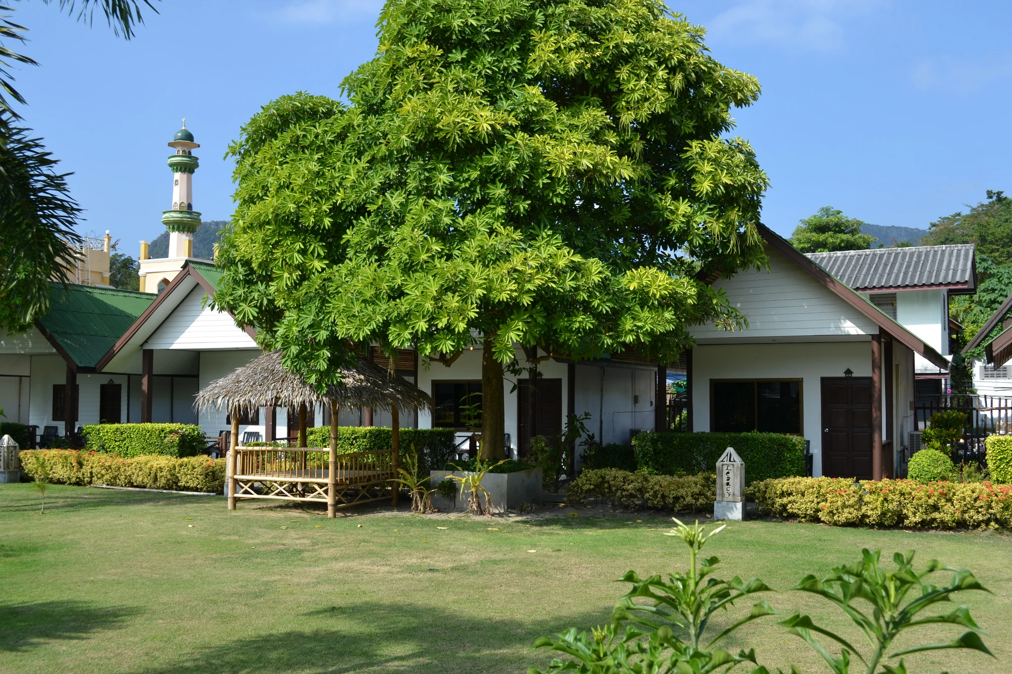 Andaman Legacy Resort. Notera minareten i bakgrunden
