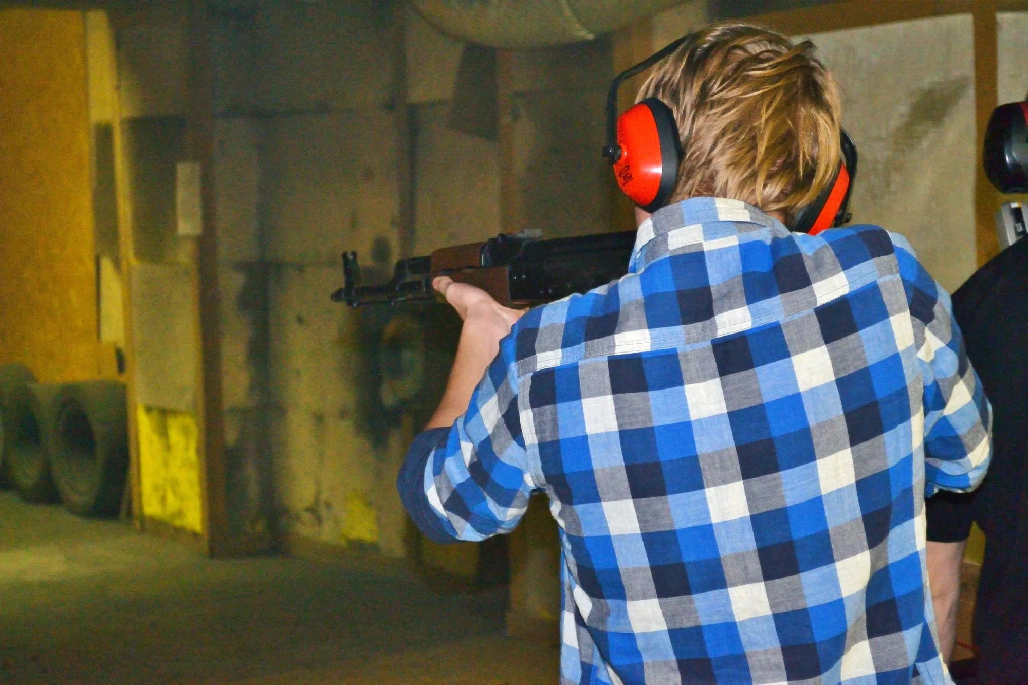 Gustaf med automatkarbin.