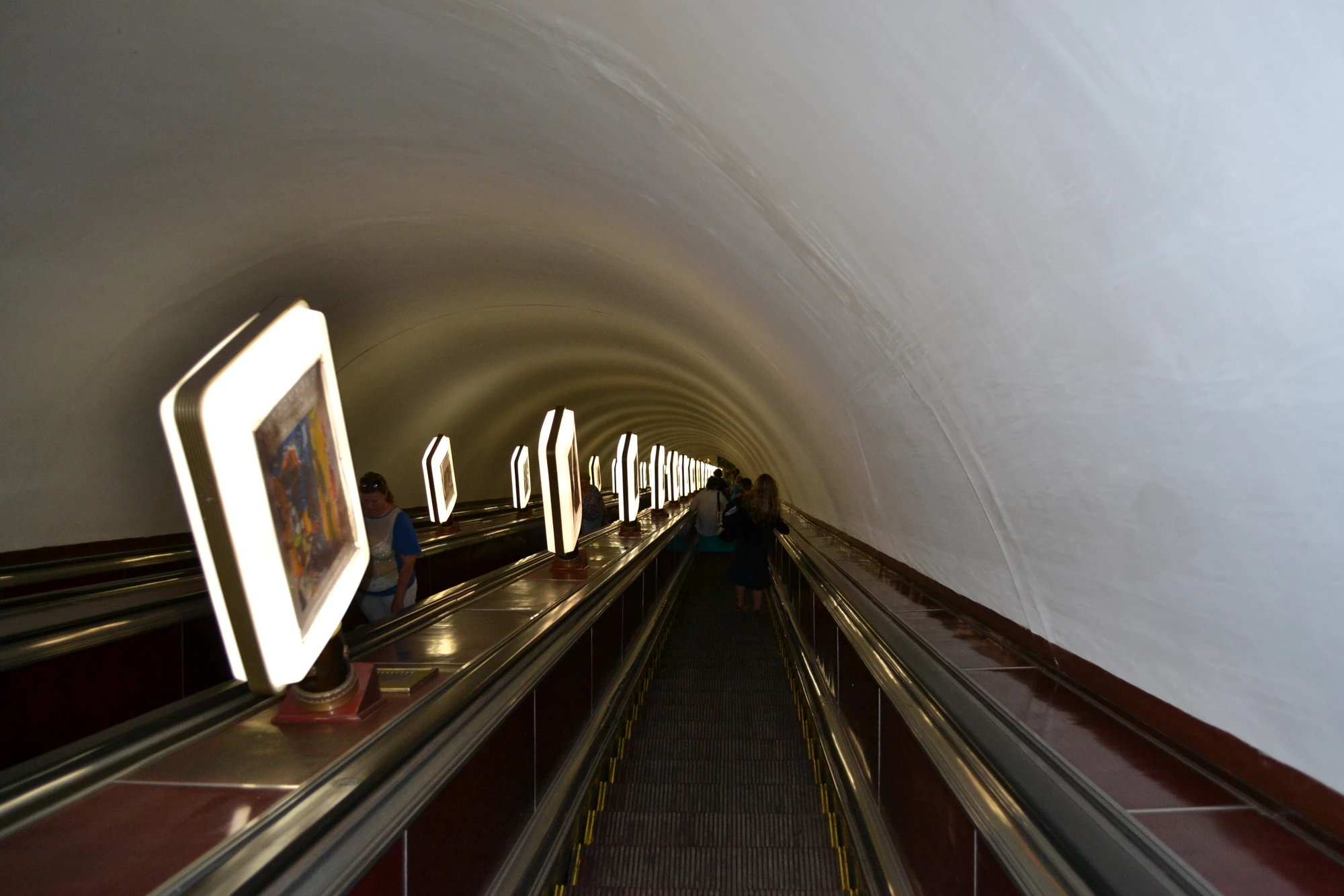 Rulltrappan Arsenalna tunnebanestation. Den näst djupaste i Kiev med 105 meter under jorden.