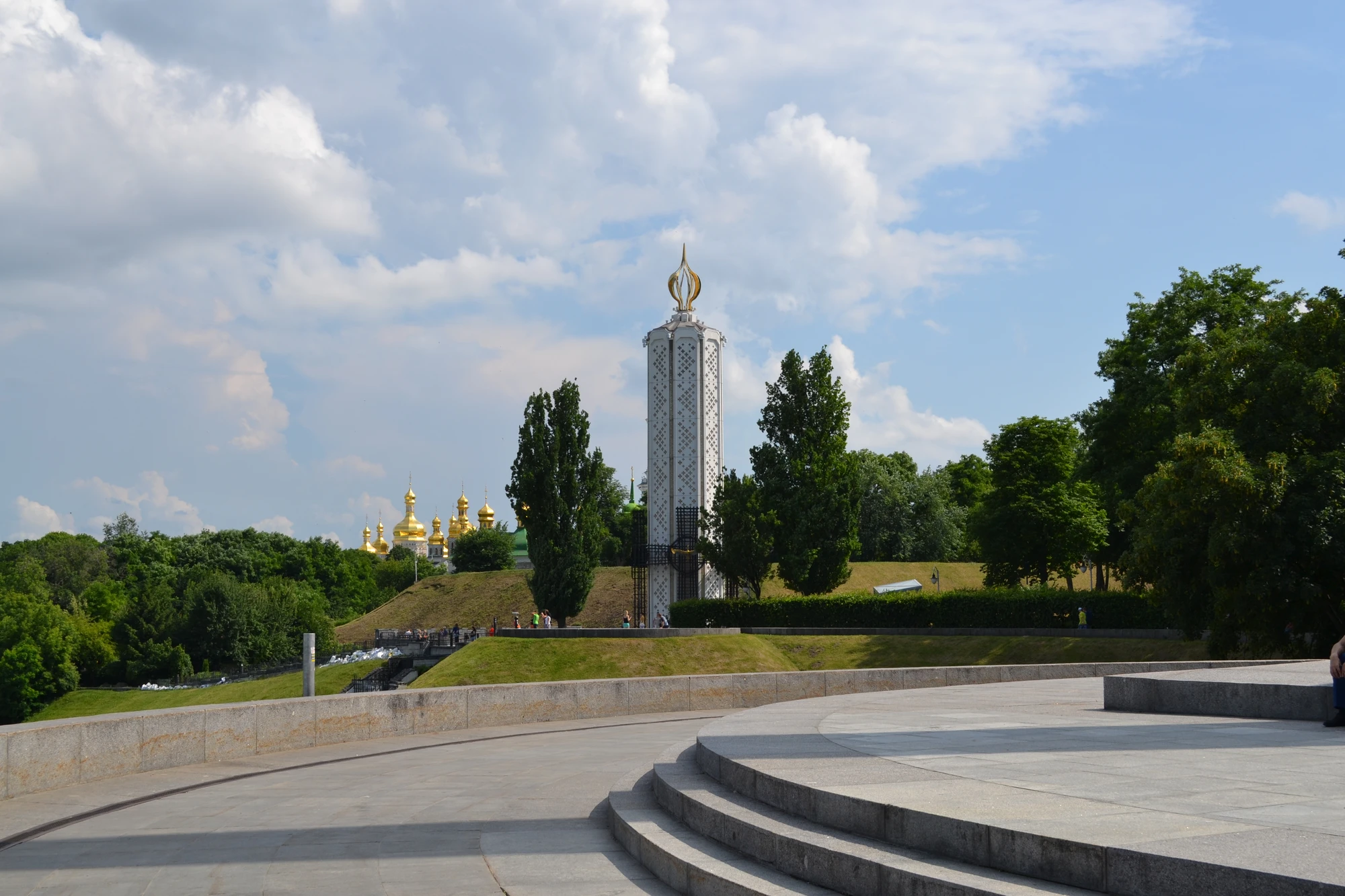 Blid tagen vid minnesplasen för Holodomor.