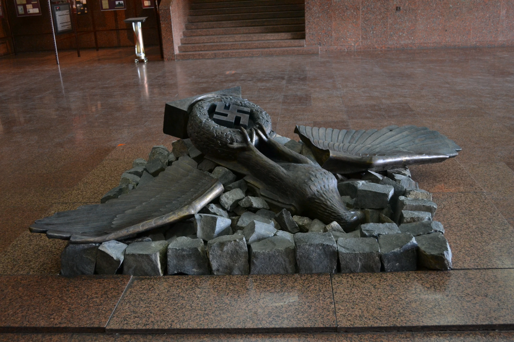 Annan detalj i Muséet vid Fosterlandsmonumentet. Den krossade örnen
