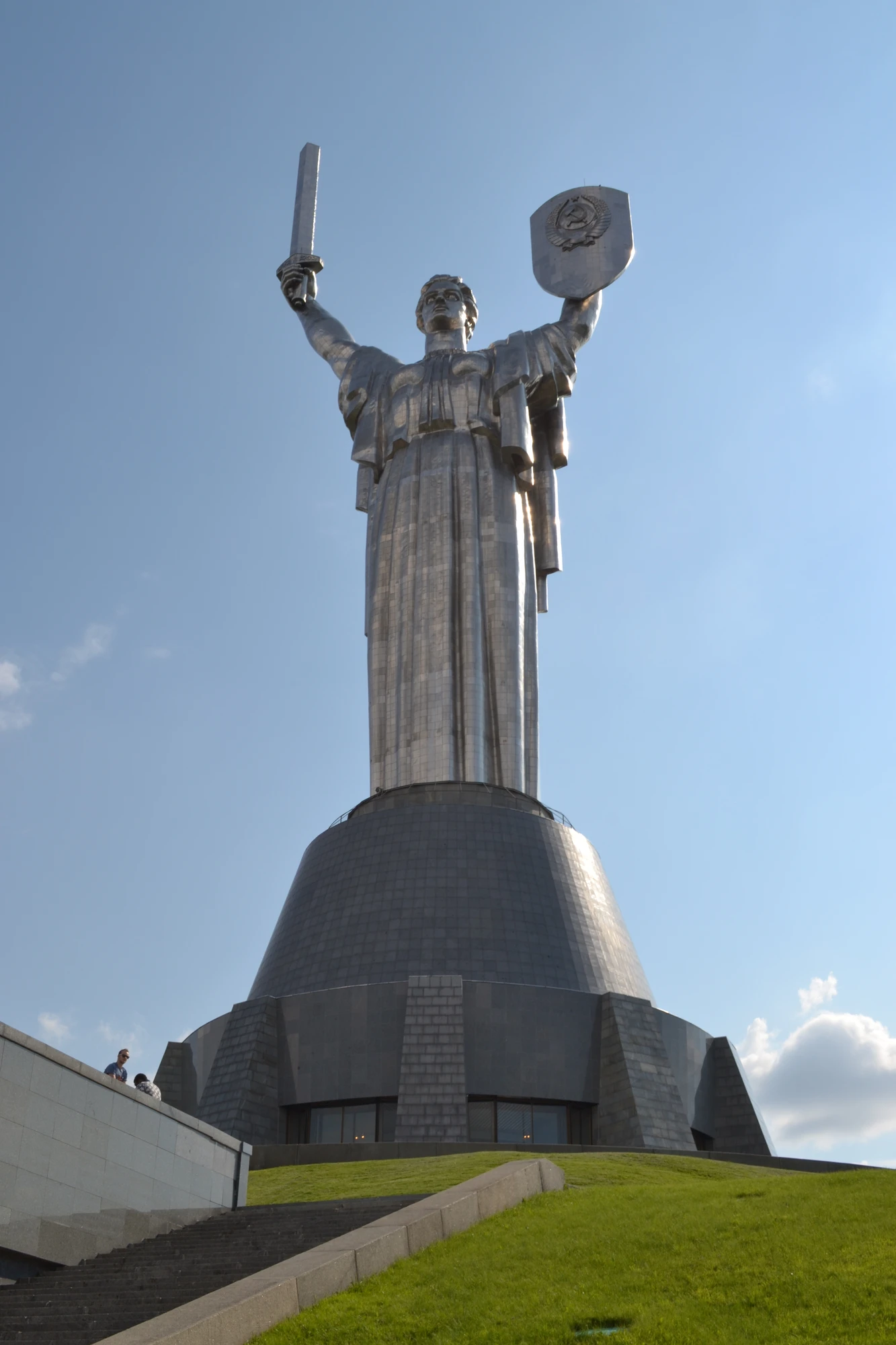 Fosterlandsmonumentet. Numera ska det Sovjetiska statsvapnet på skölden vara ersatt av Ukrainas