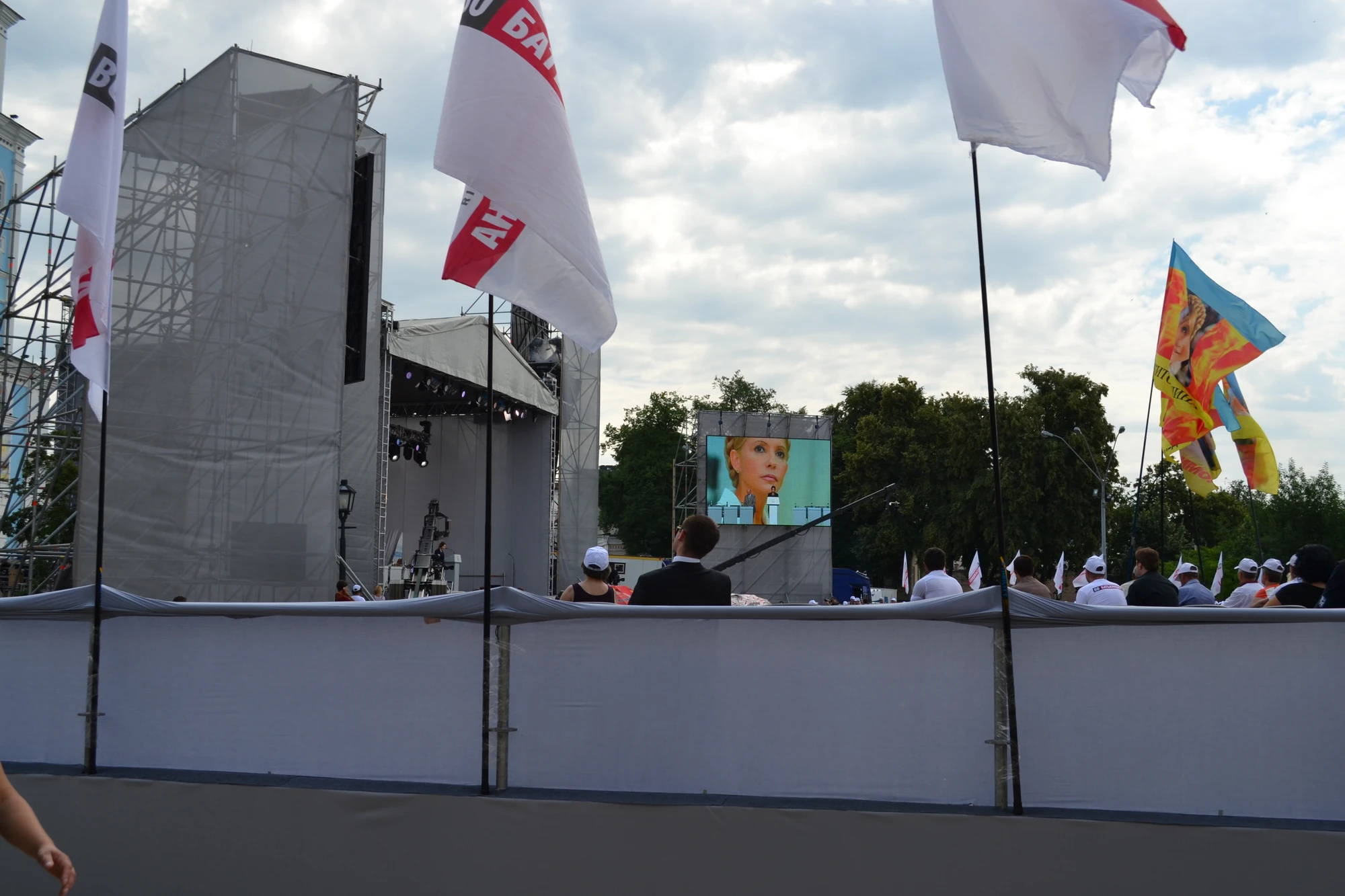 Tillbaka till Kiev, där det var en demonstration, kan vara en bild på Julia Tymosjenko som var fängslad då
