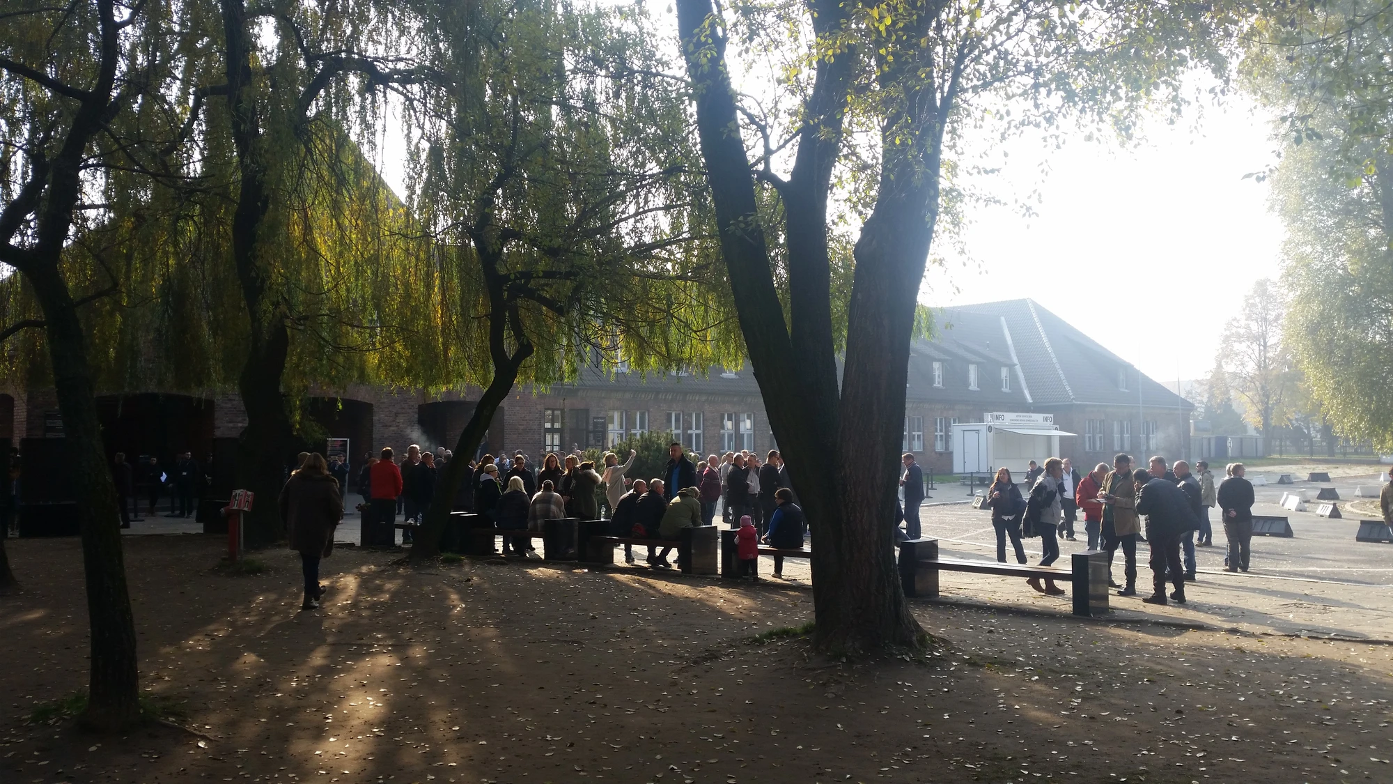 Utanför entrén Auschwitz 1, huvudlägret där muséet finns.