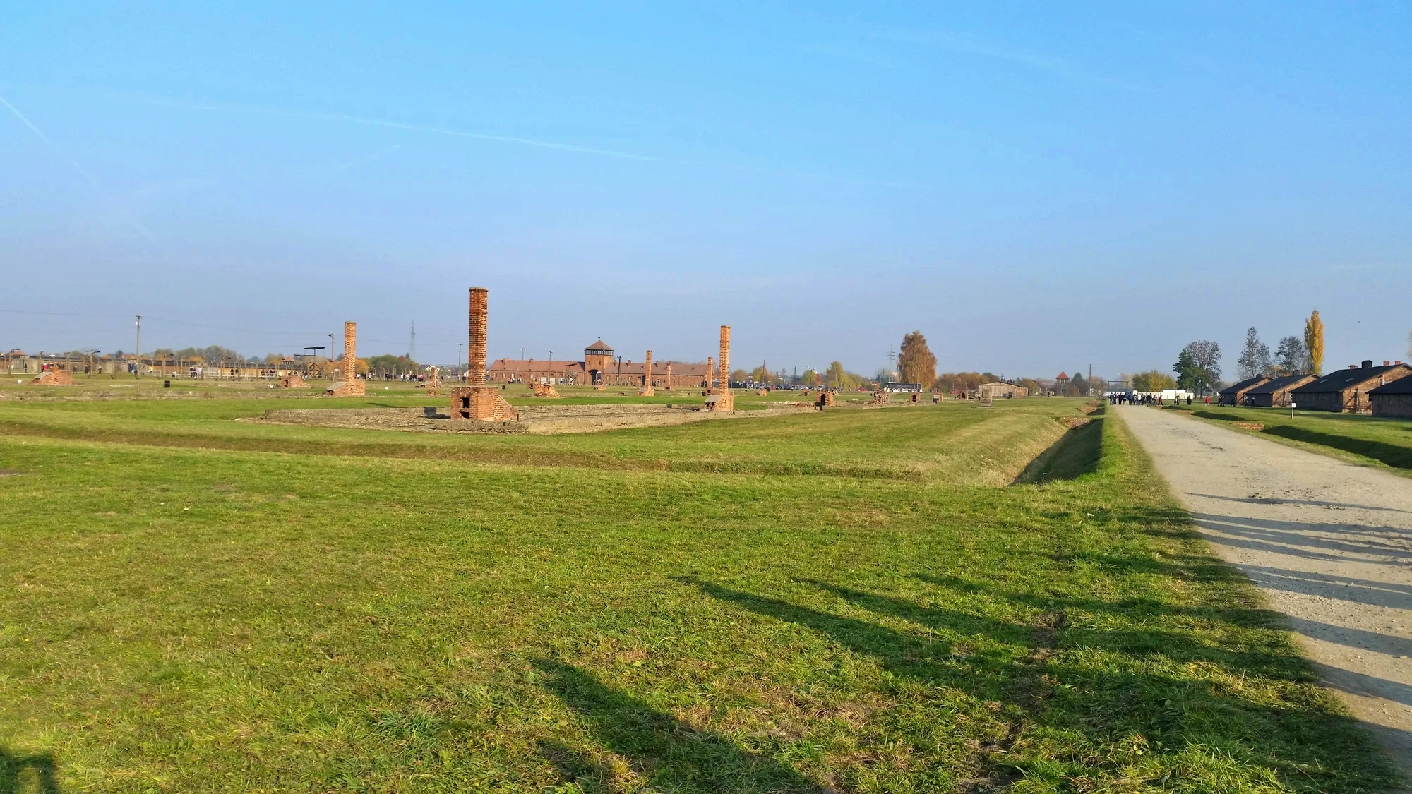 Ruiner av baracker i Birkenau
