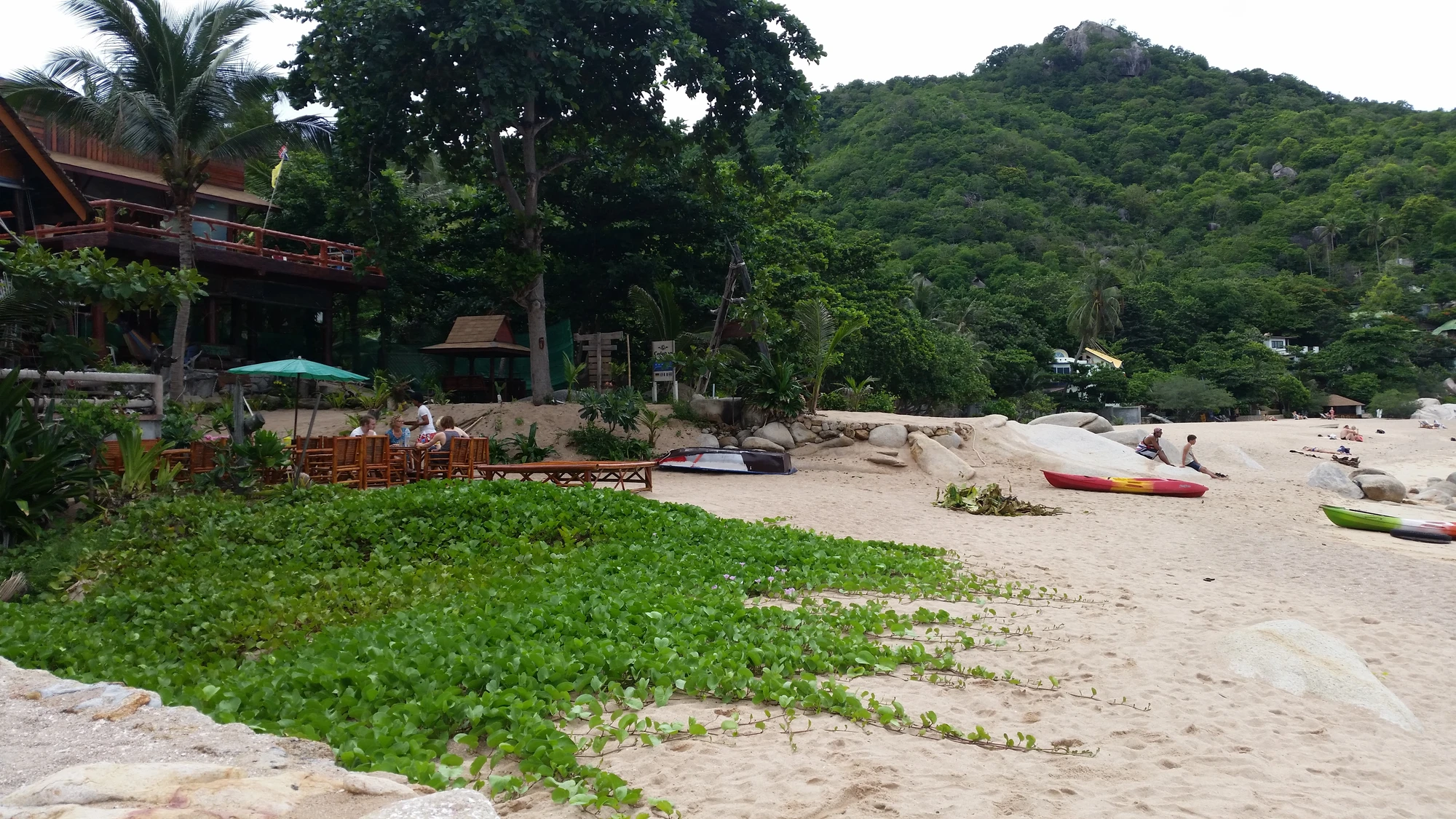 Stranden vid Montaly Beach Resort (till vänster)
