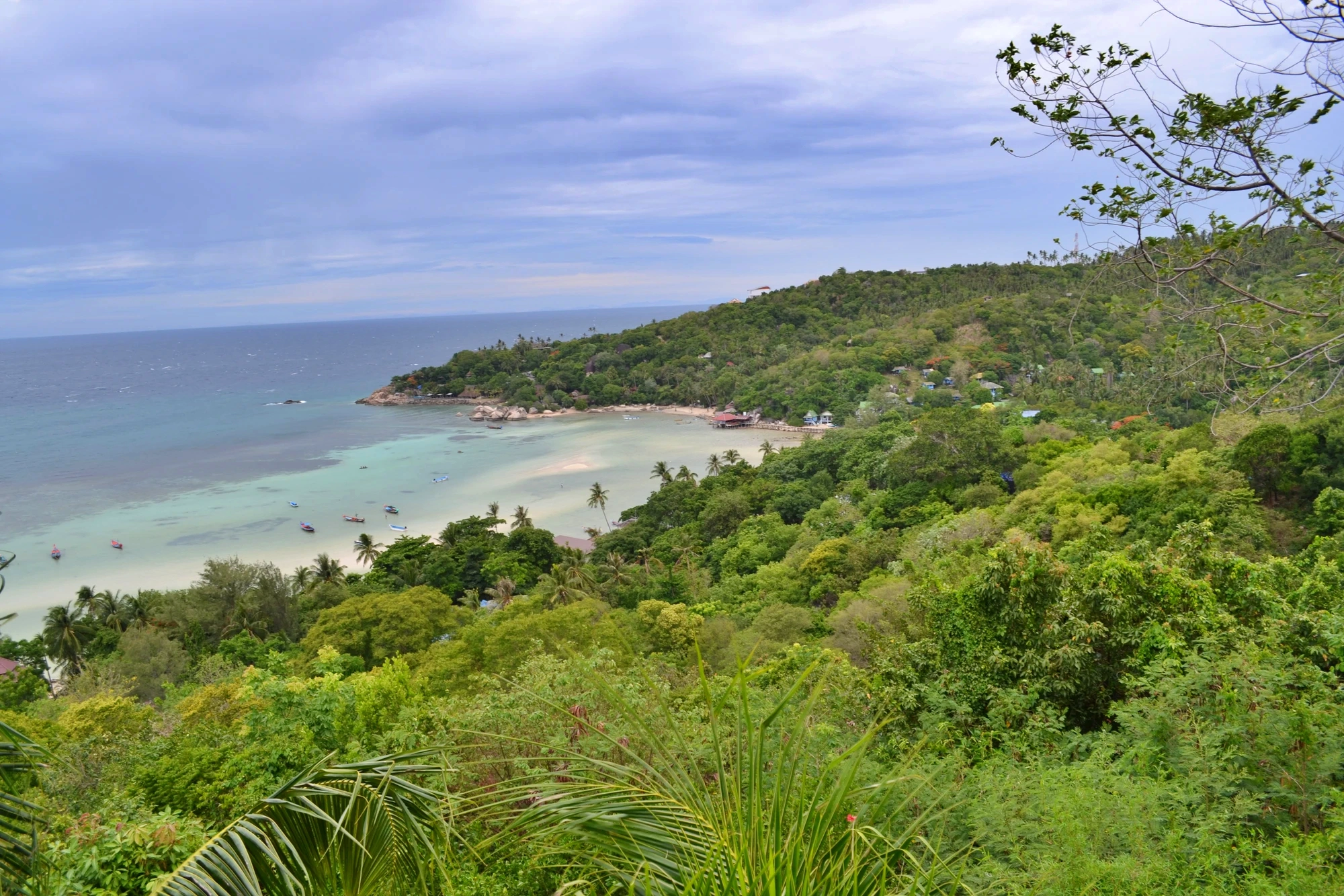 Utsikt från Ko Tao Cliff Resort som vi besökte sista dagen på Chalok Bay. Svettig promenad upp dit