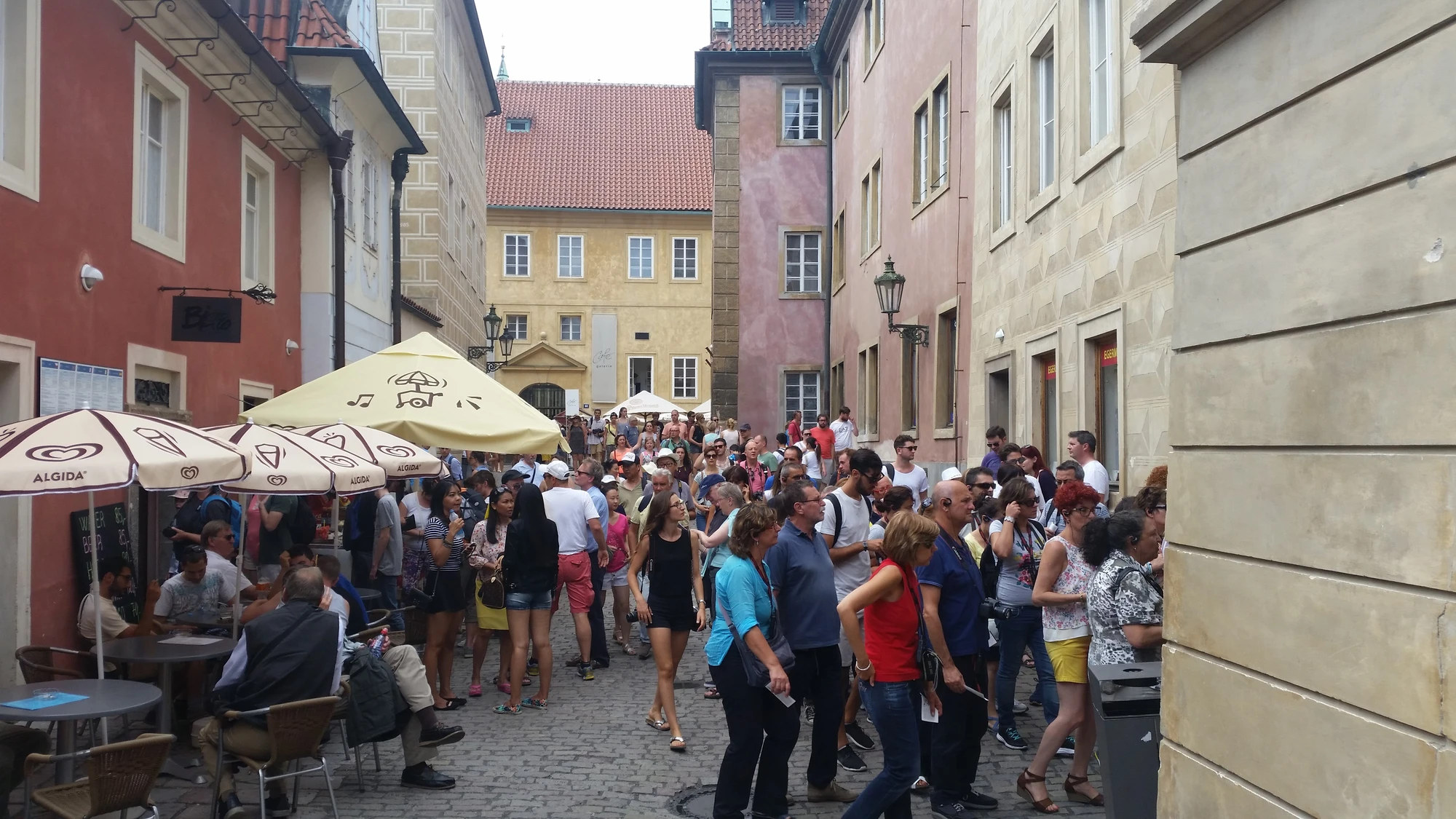 Inte helt tomt, Jiřská gatan i närheten av slottet