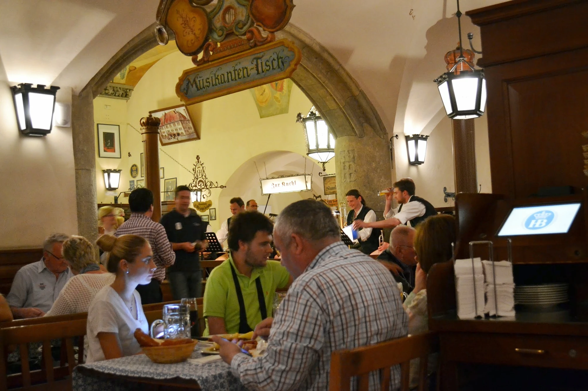 Hofbrauhaus, turistfälla. Men nästan ett måste att besöka