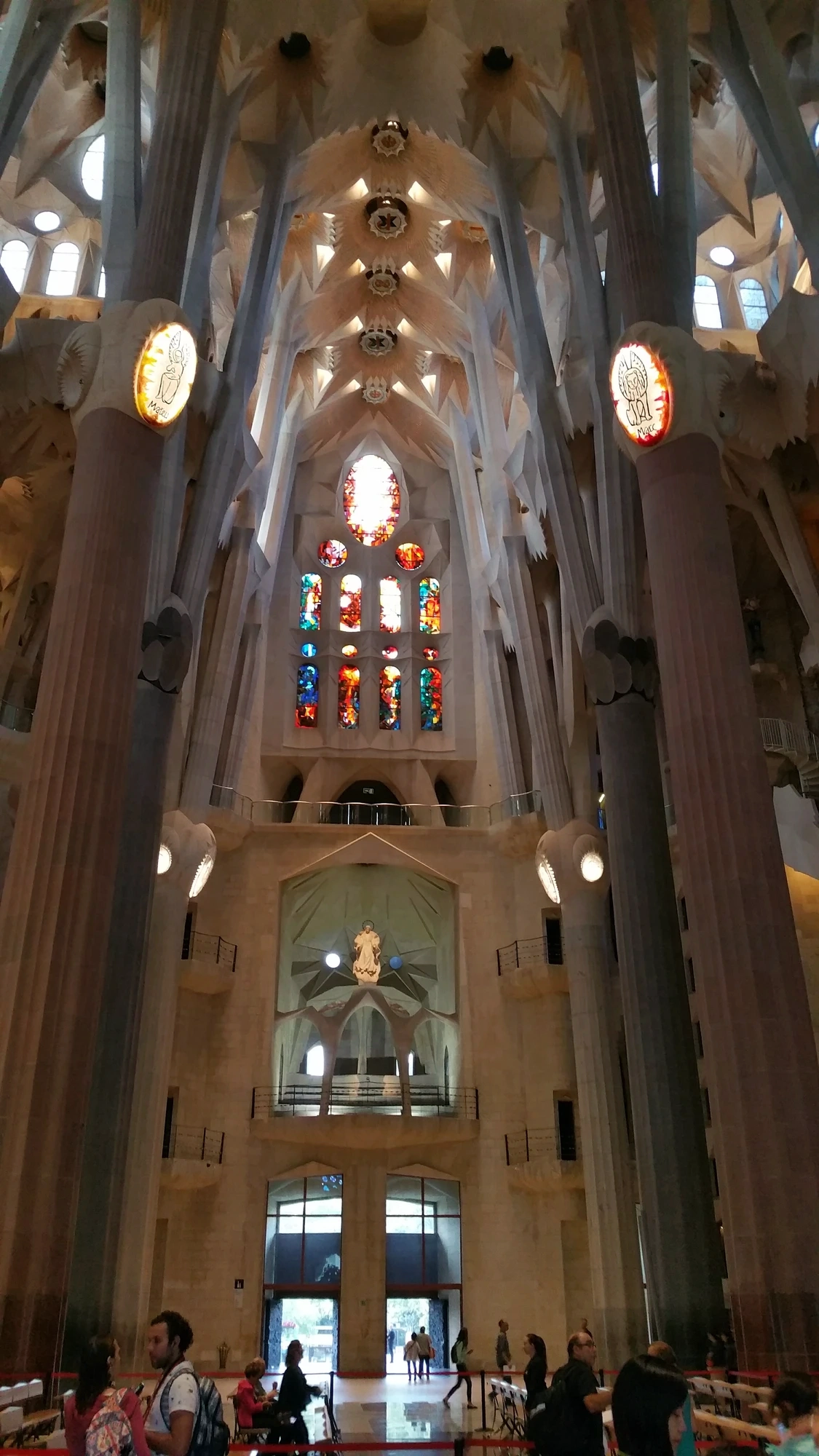 Inne i Sagrada Familia