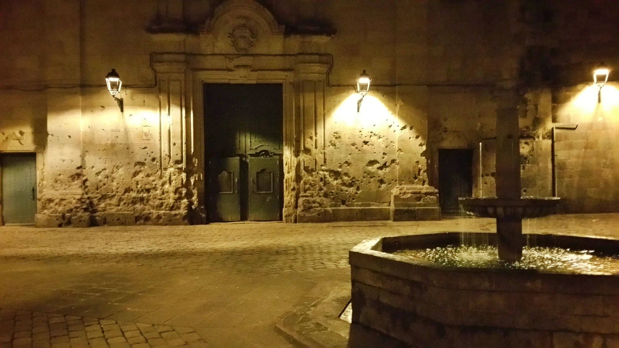 Plaça de Sant Felip Neri, fortfarande ärrad efter inbördeskriget på 30-talet