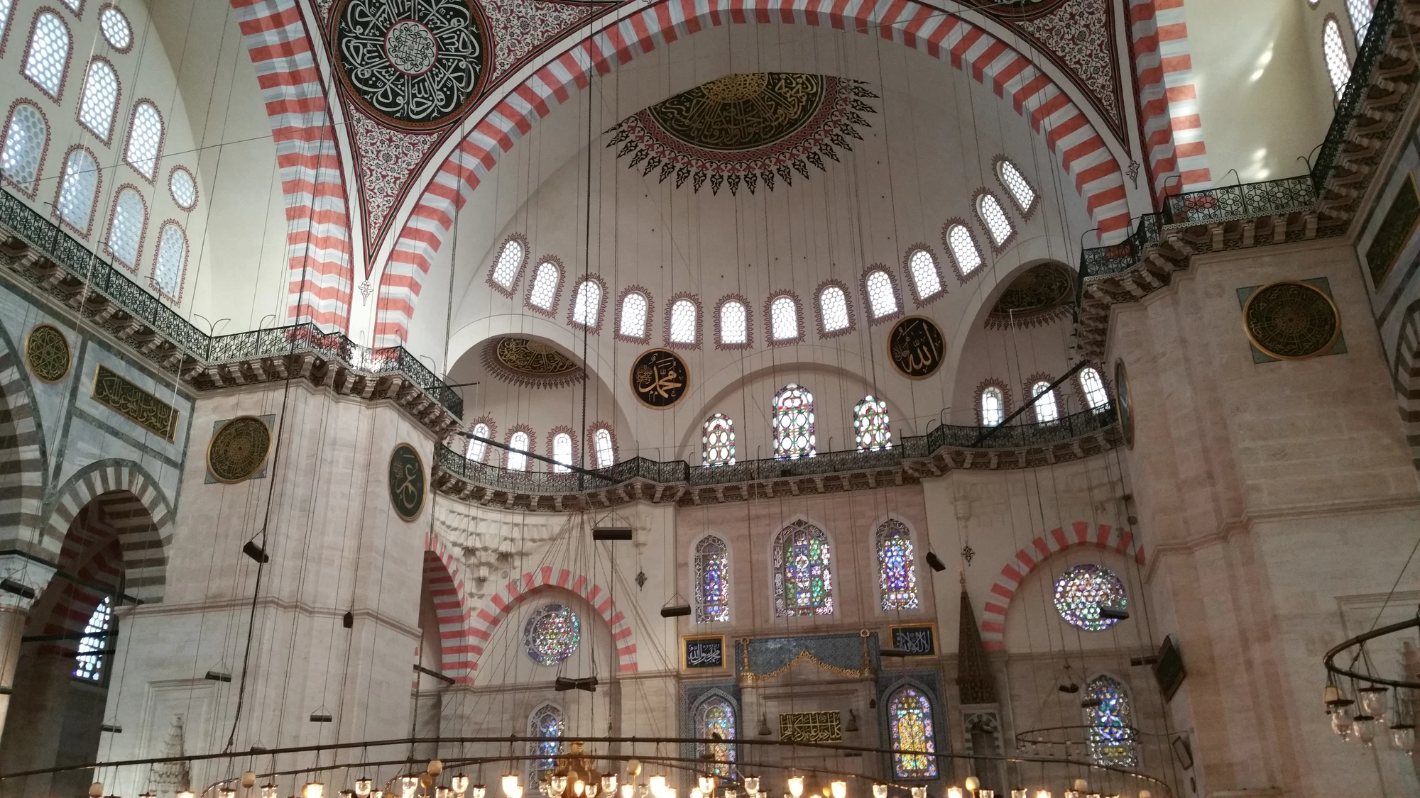 Inne i Suleymaniye Mosque med dess takdekorationer