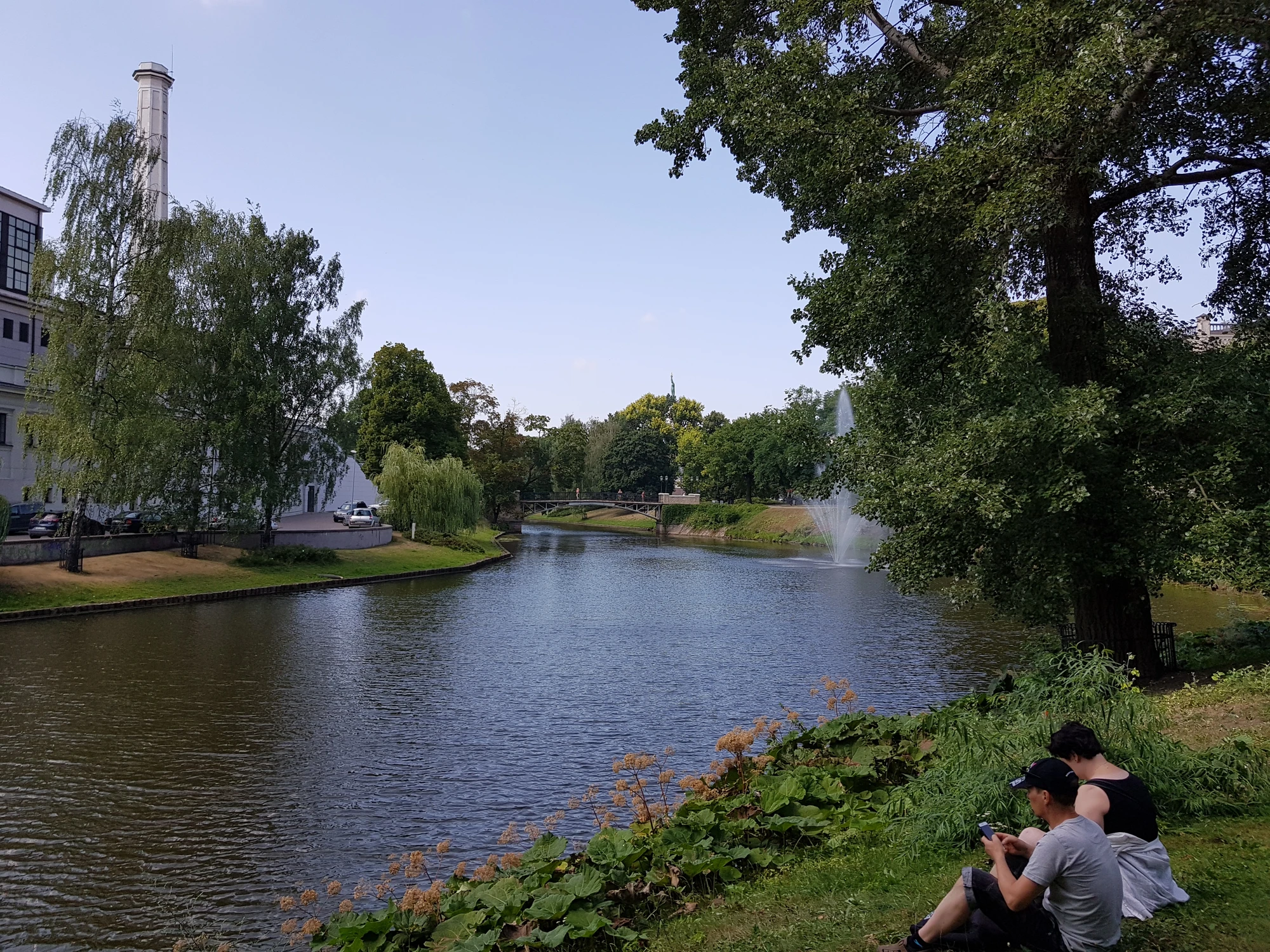 Vacker promenad vid kanalen som innesluter Gamla stan
