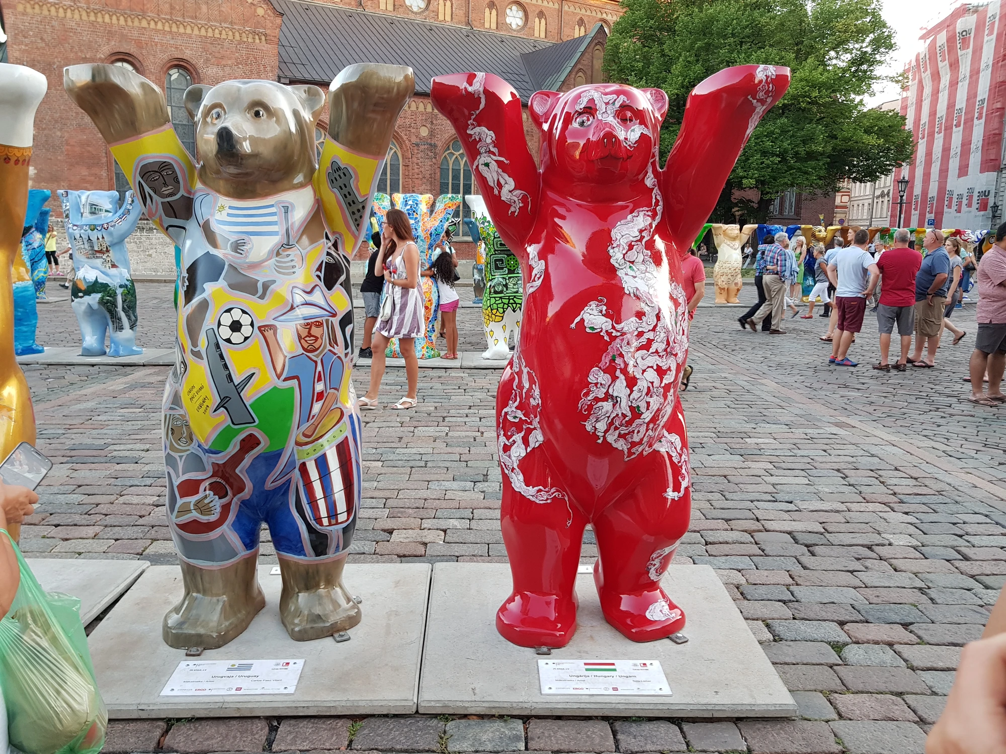 Björnutställning i en annan del av torget. en Björn per land (i Europa?)