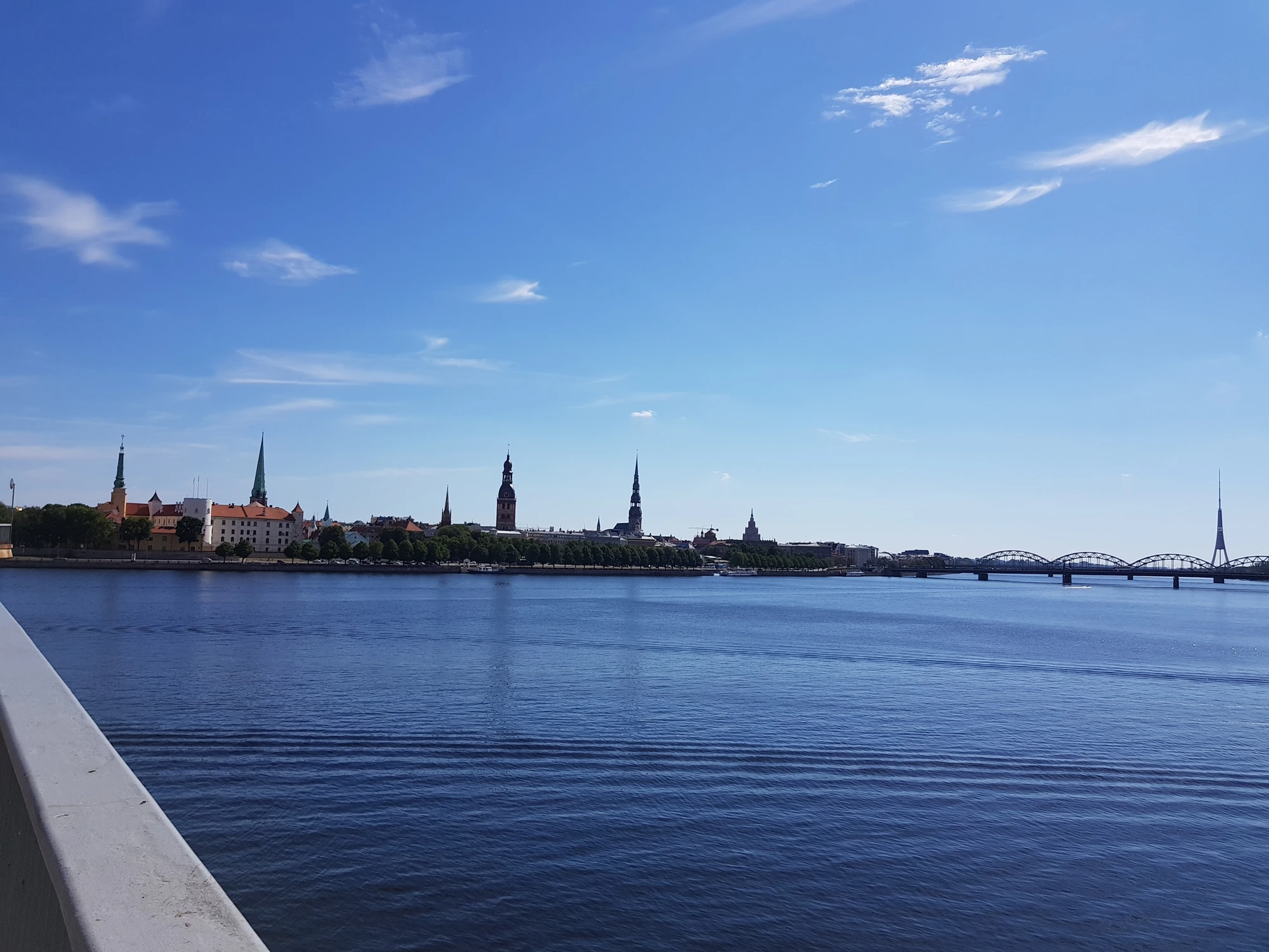 Vy in mot stan från ena bron över floden. Extremt varmt just då.
