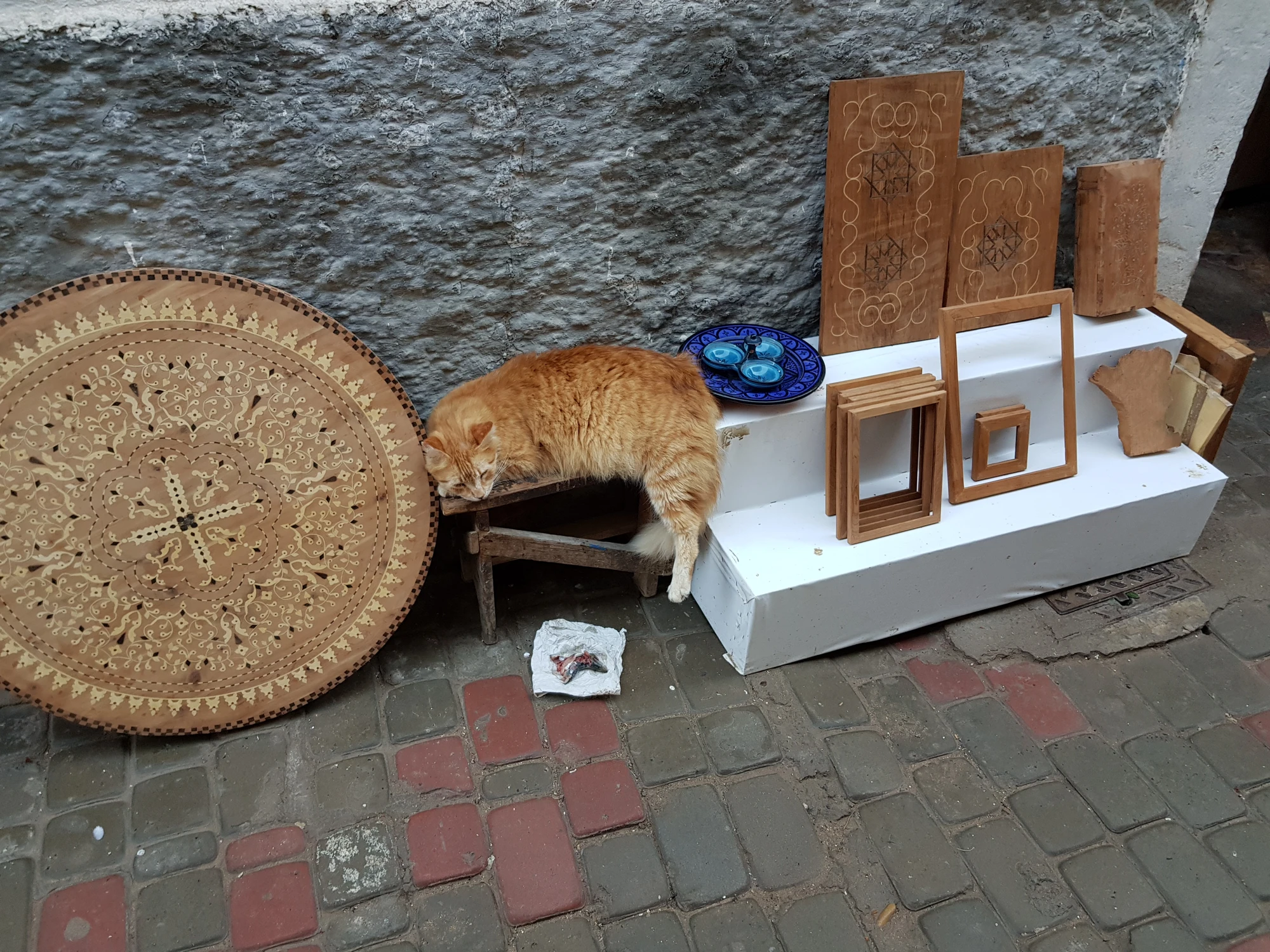 Inne i stan, en annan sovande katt...
