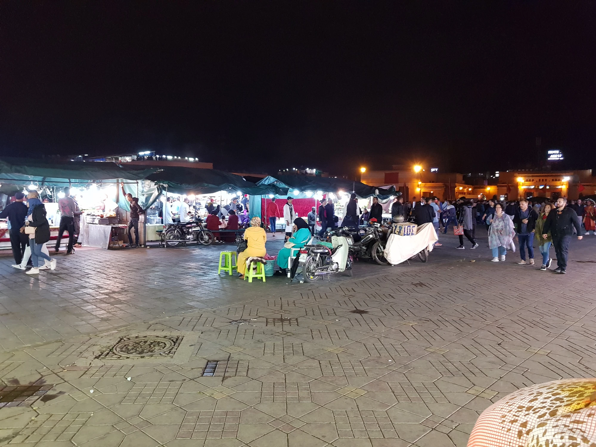 Jemaa el-Fnaa, folkvimmel, där man var tvungen att hålla sig i rörelse hela tiden för att slippa tvingas betala pengar för att man tittat på något som hände, ex en ormtjusare.