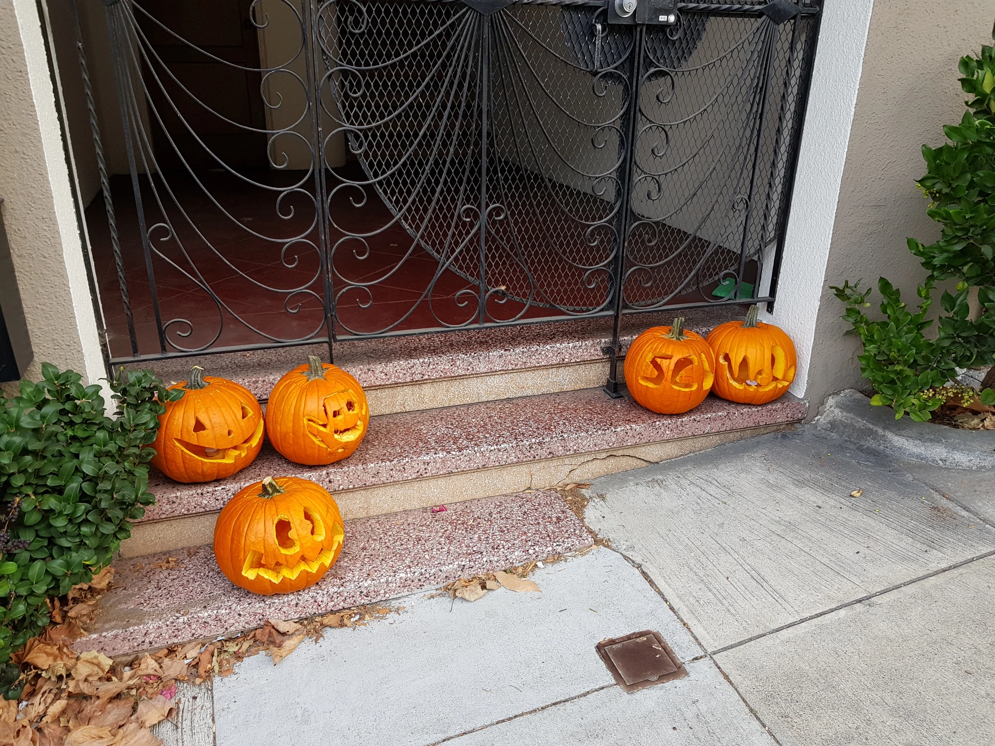 Haloweenutsmyckning kring Lombard Street