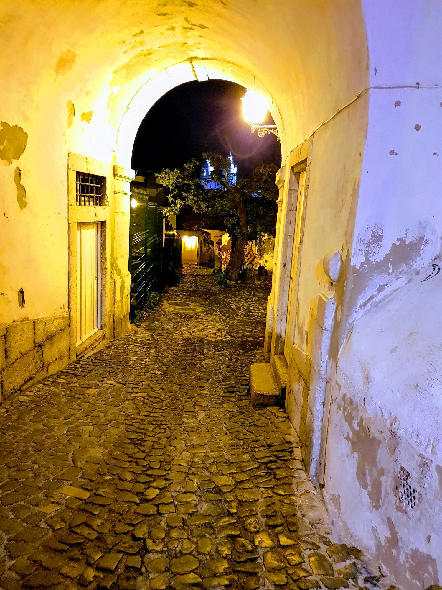 En av gränderna i Alfama