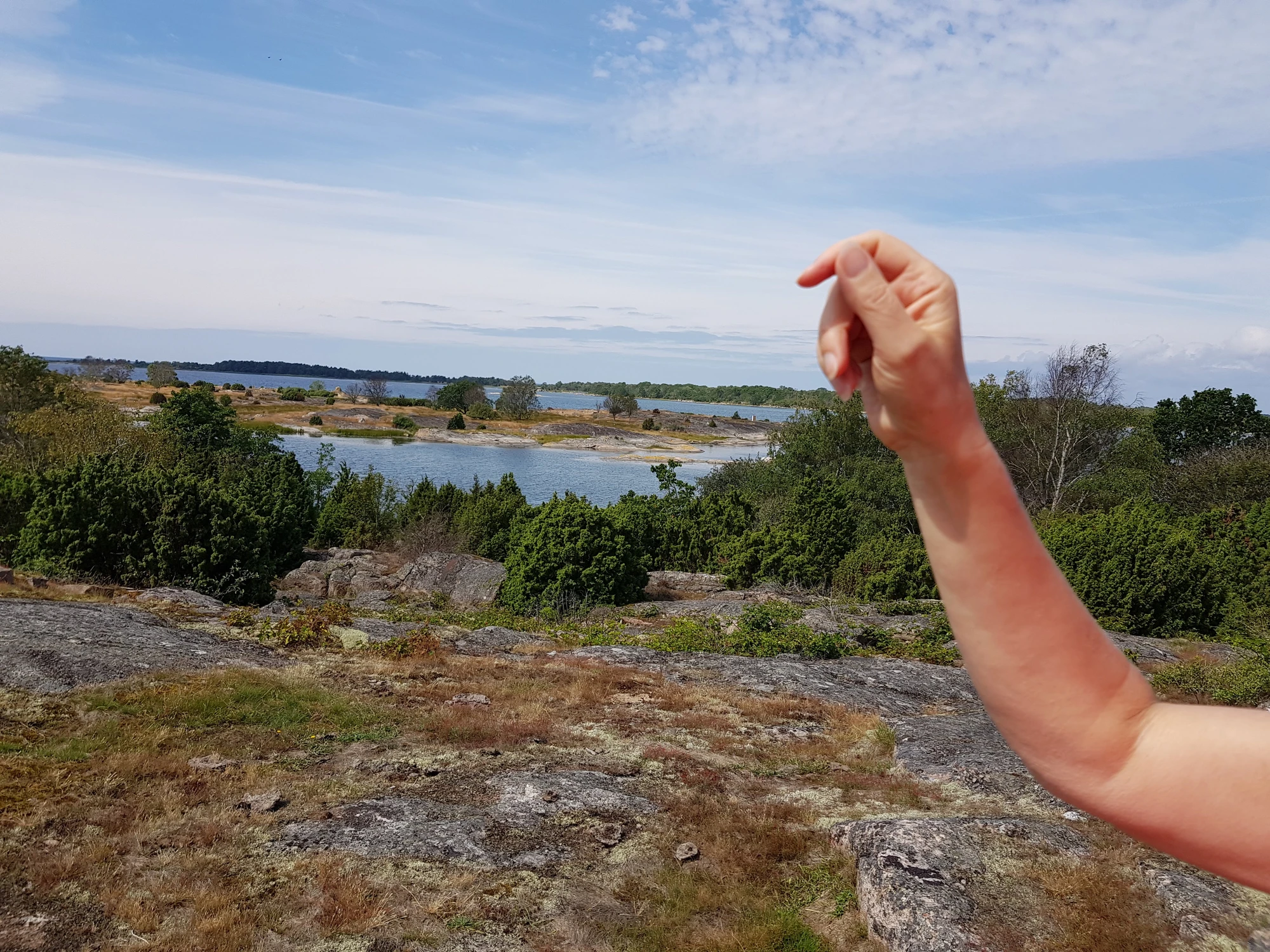 Ungefär där Agneta pekar gick U-båten U-137 på grund Ungefär där Agneta pekar gick U-båten U-137 på grund