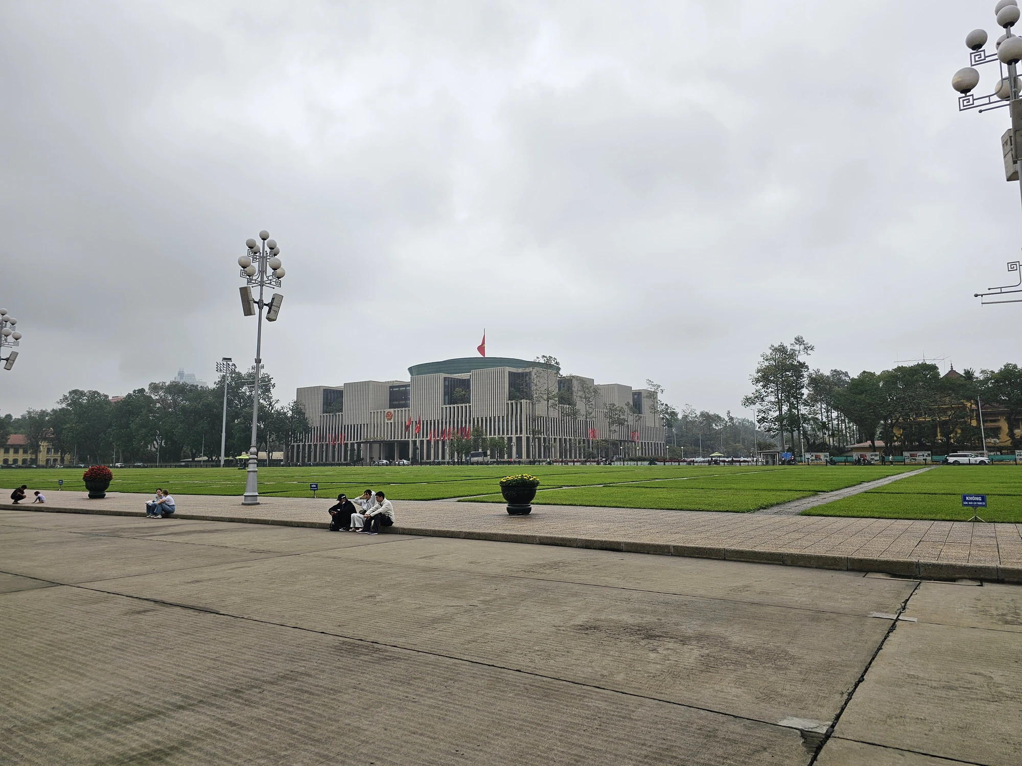 Nybrutalistisk myndighetsbyggnad Hanoi