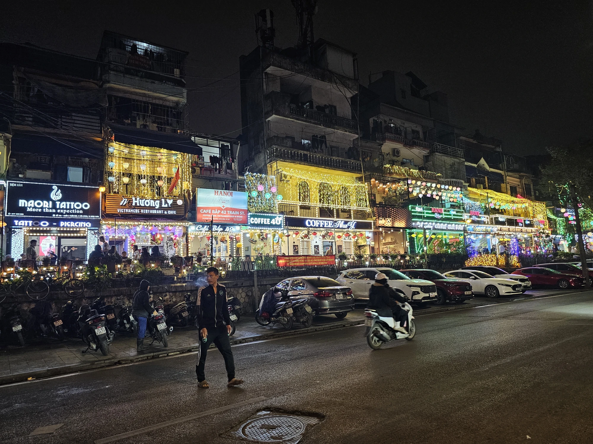 Tåggatan i Hanoi med alla barer