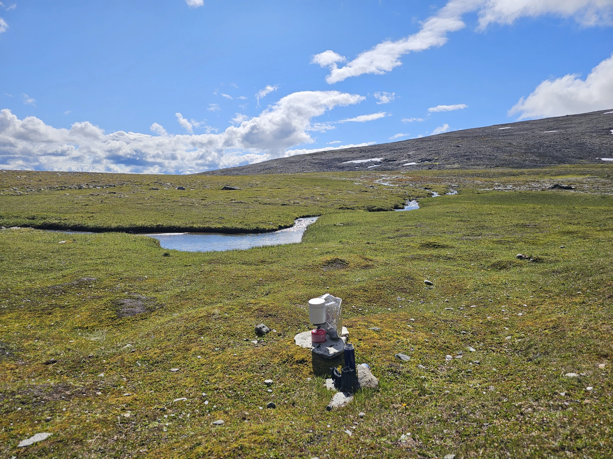 Lunch vid glaciären. Regnet kom några minuter efter den här bilden togs.