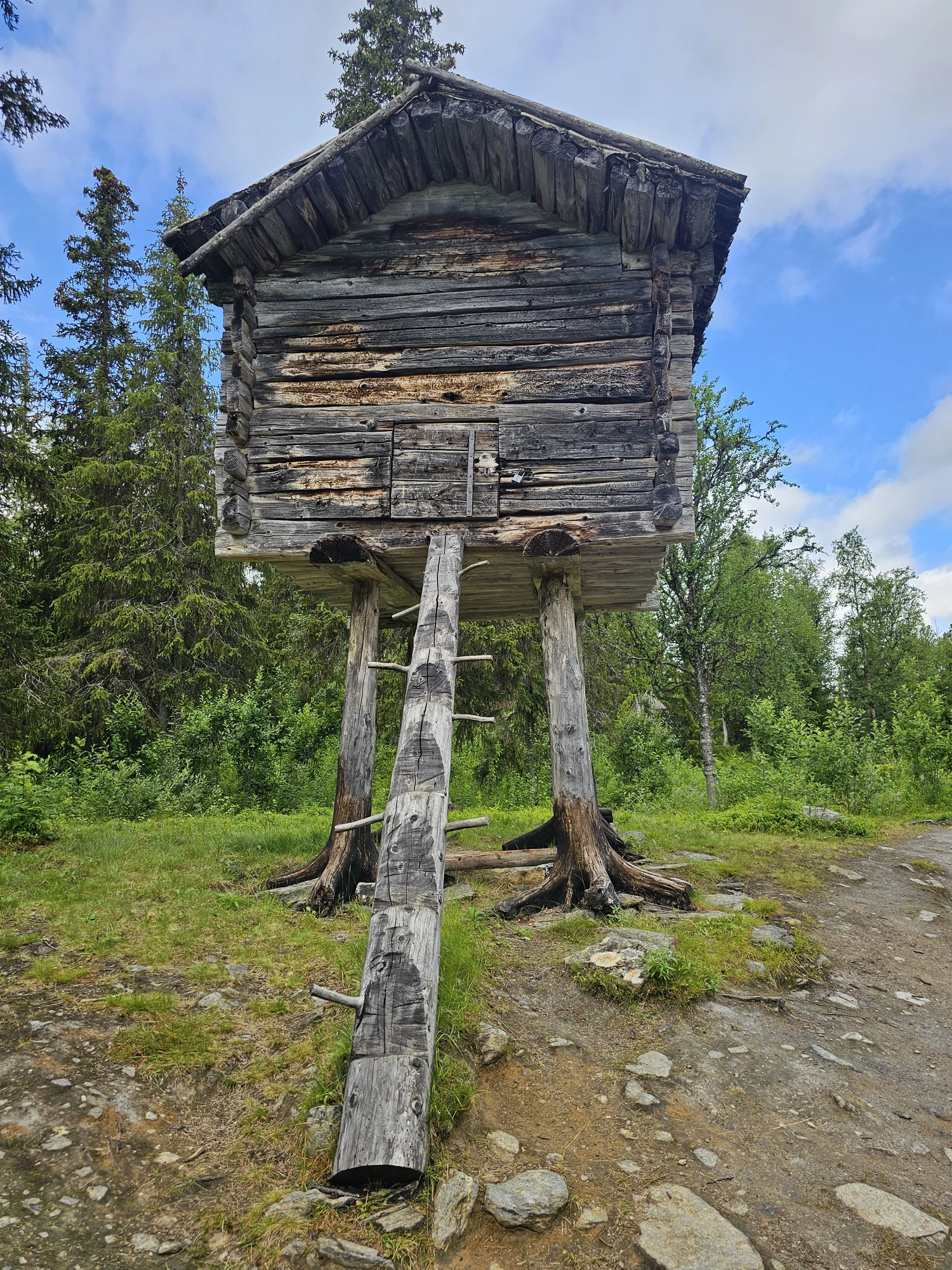 Samisk stolpbod i Fatmomakke kyrkstad
